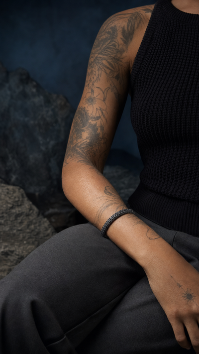 Pulseira de metal escuro