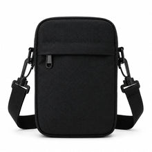 Shoulder bag preta de frente, em fundo branco, com bolso frontal e zíper