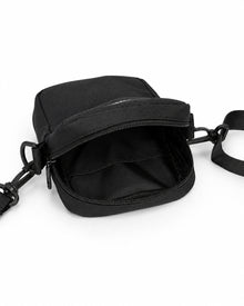 Shoulder bag preta aberta, mostrando o compartimento principal e o bolso interno