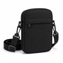 Shoulder bag preta de frente com a alça esticada ao lado, em fundo branco
