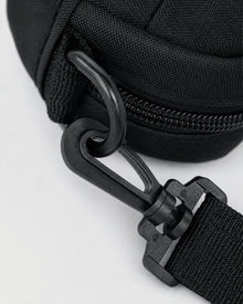 Detalhe do gancho da alça preso na argola da bolsa e do zíper