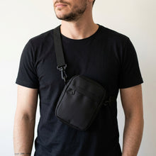 Shoulder bag preta no peito, vista aproximada em outro ângulo