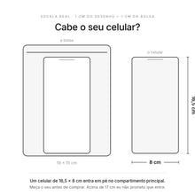 Comparação em escala real entre a shoulder bag franledú de 19 x 15 cm e um celular de 16,5 x 8 cm, mostrando que o celular entra em pé no compartimento principal.